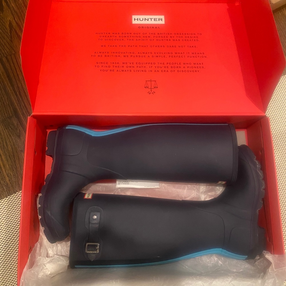 Womens tall hunter boots size 8!